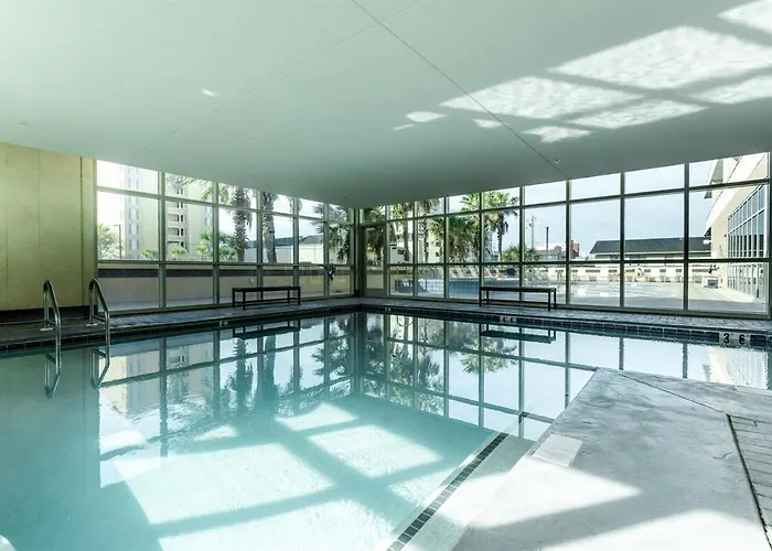 Crystal Tower 2 Bedroom, 2 Bathroom With Heated Indoor Pool, 2 Outdoor Pools, Access * Gulf Shores