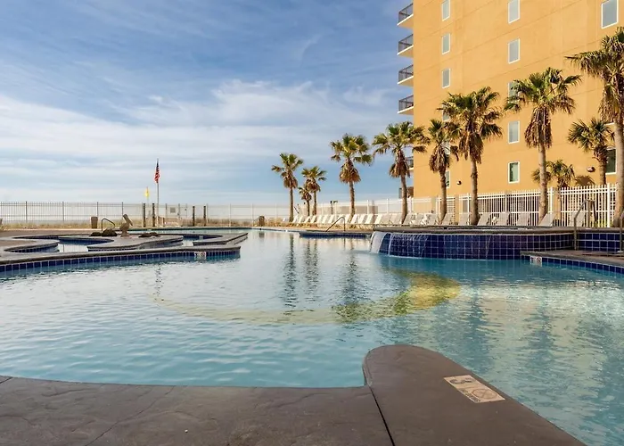 Crystal Tower 2 Bedroom, 2 Bathroom With Heated Indoor Pool, 2 Outdoor Pools, Access Gulf Shores